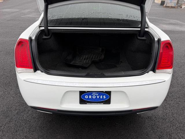Used 2019 Chrysler 300 Touring w/ Chrome Appearance Package image 7
