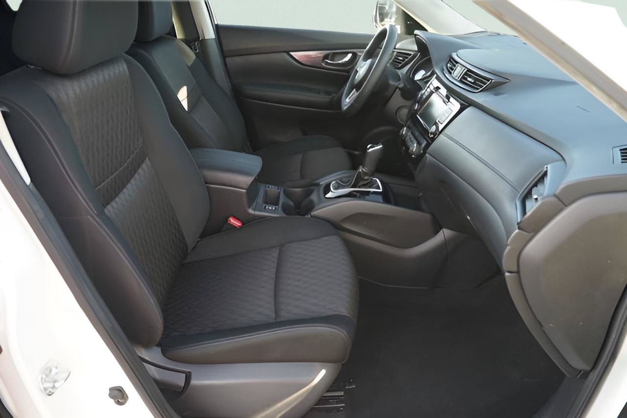 Used 2018 Nissan Rogue SV w/ Premium Package FWD image 18