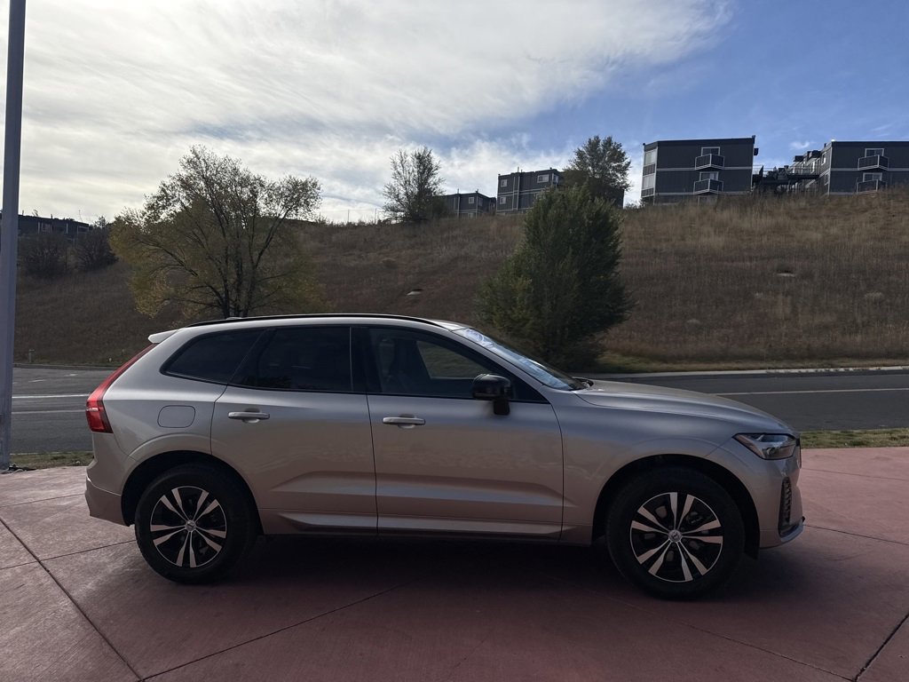 Used 2025 Volvo XC60 B5 Core image 6