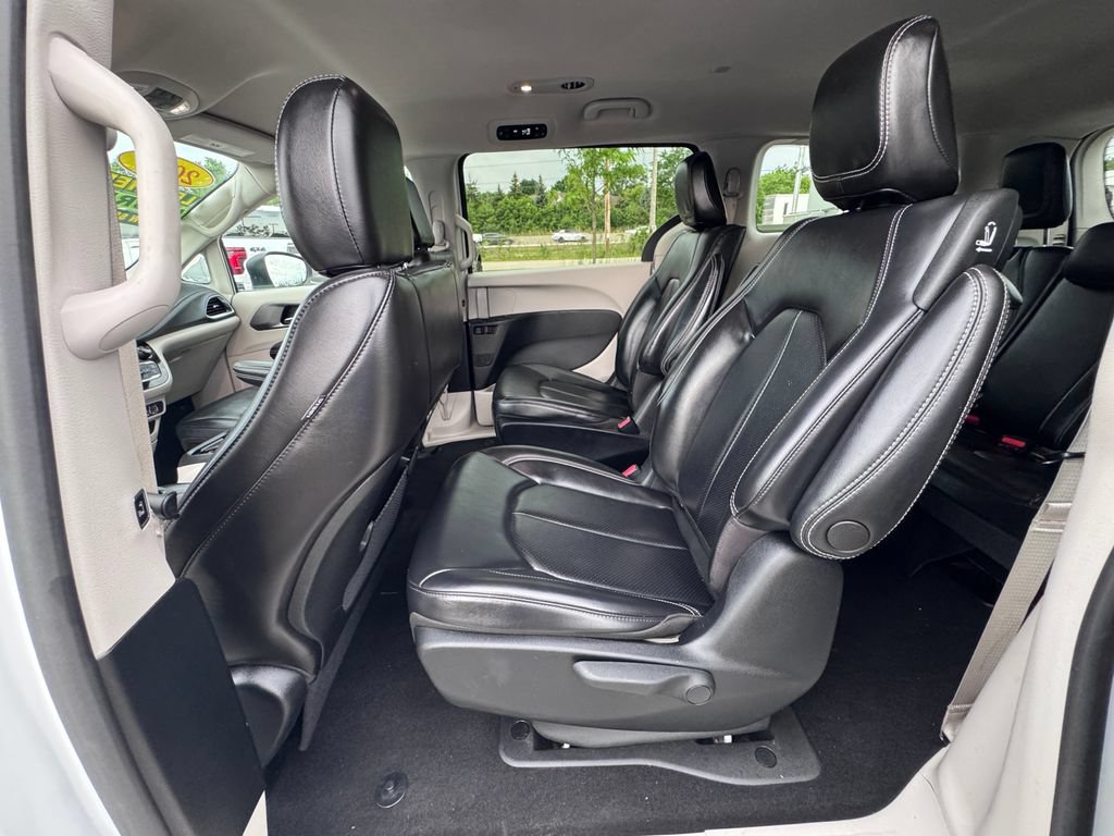 Used 2023 Chrysler Pacifica Touring-L FWD image 15
