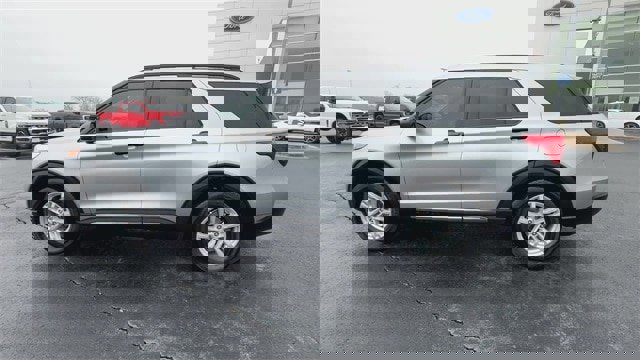 Certified 2023 Ford Explorer XLT image 3
