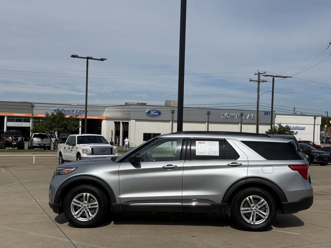 Certified 2023 Ford Explorer XLT RWD image 3