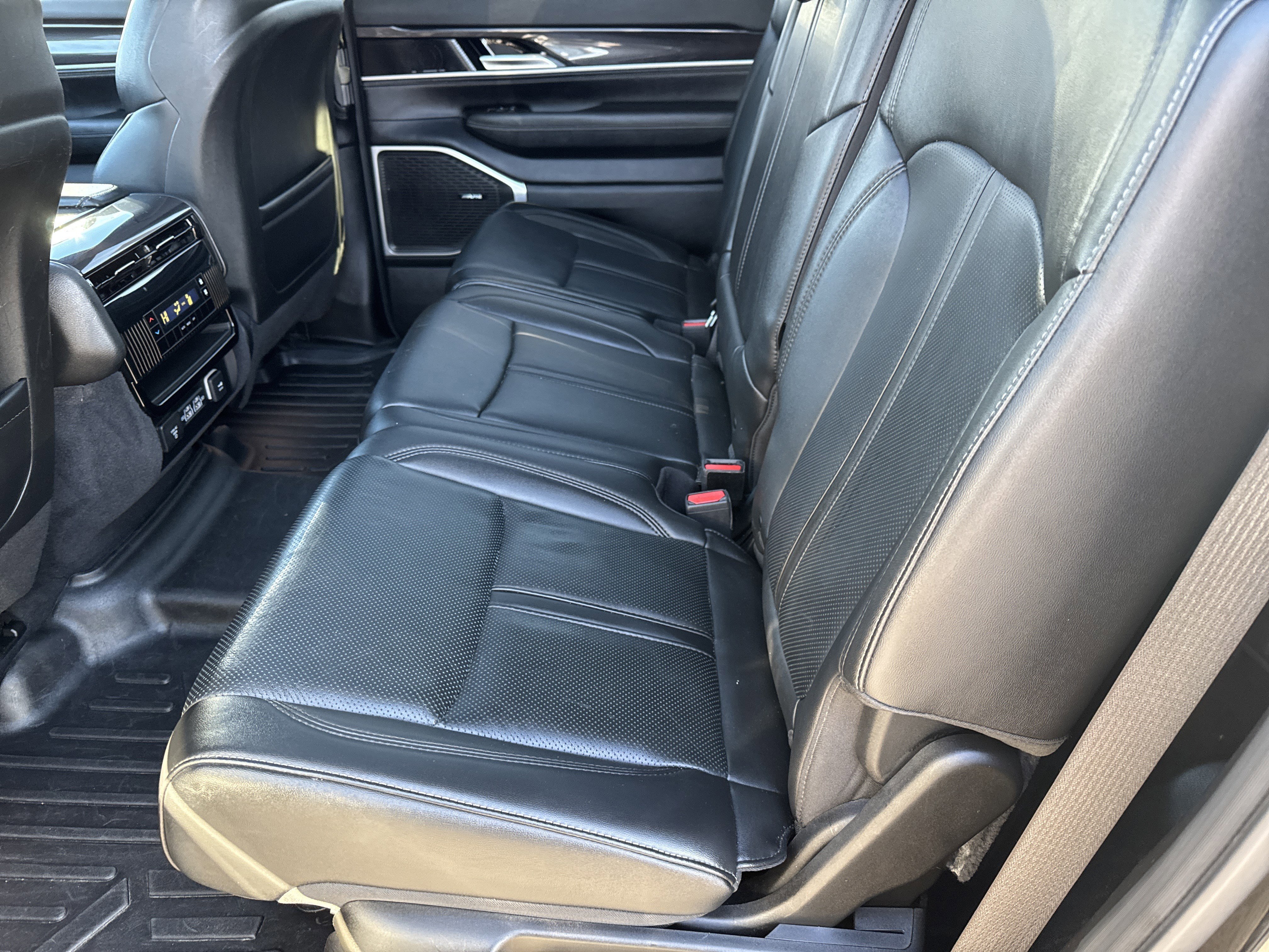 Used 2023 Jeep Wagoneer BASE w/ Premium Group I image 11