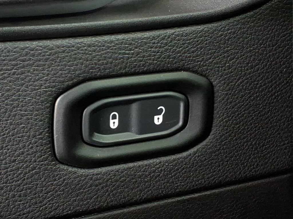 Used 2023 Jeep Wrangler Unlimited Sahara w/ Cold Weather Group AWD/4WD image 18