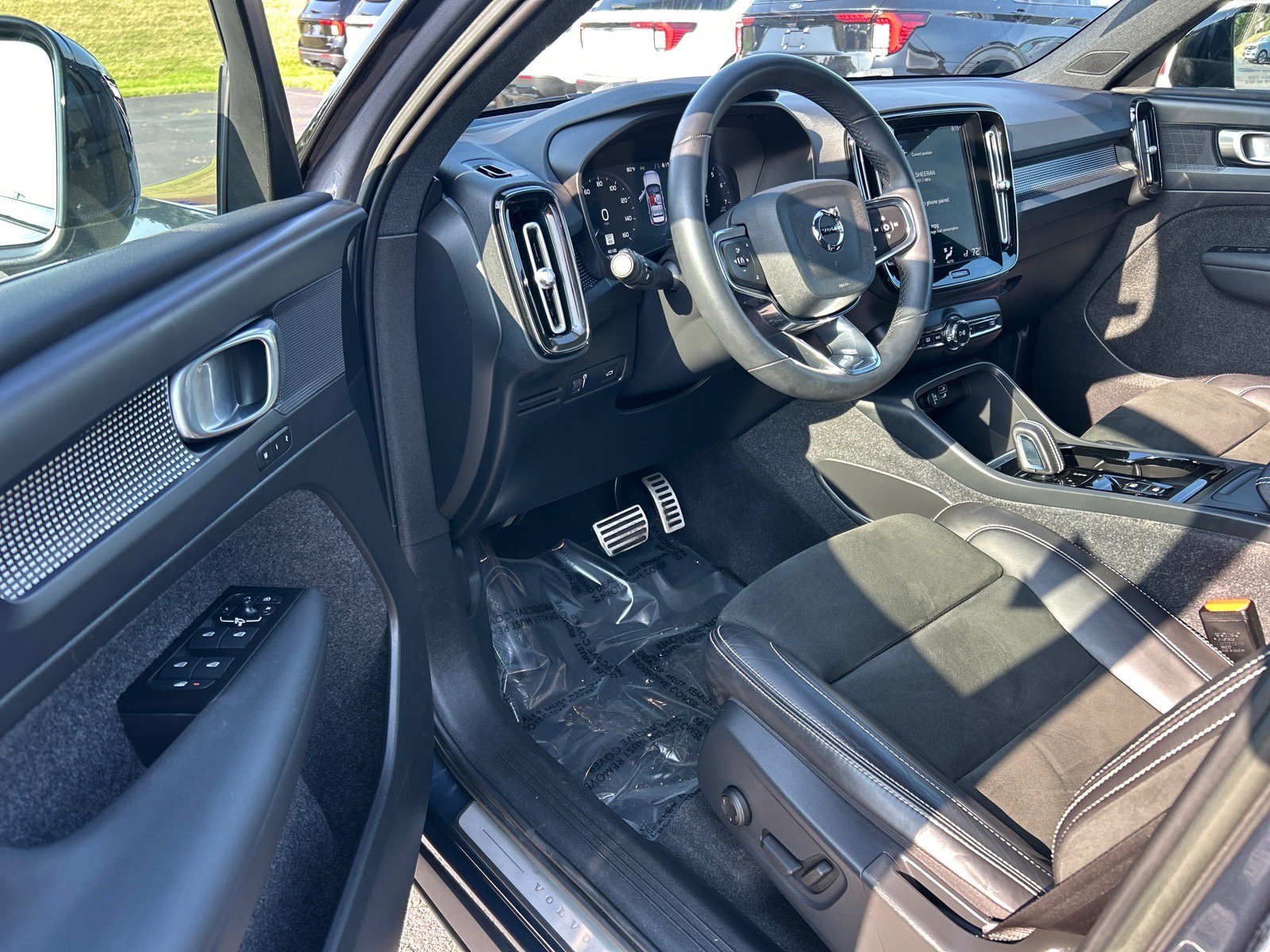 Used 2022 Volvo XC40 T5 R-Design w/ Climate Package AWD/4WD image 6
