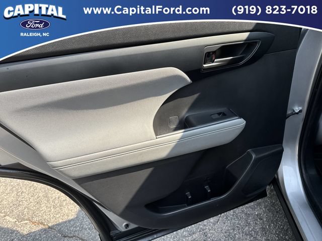 Used 2023 Toyota Highlander LE FWD image 17