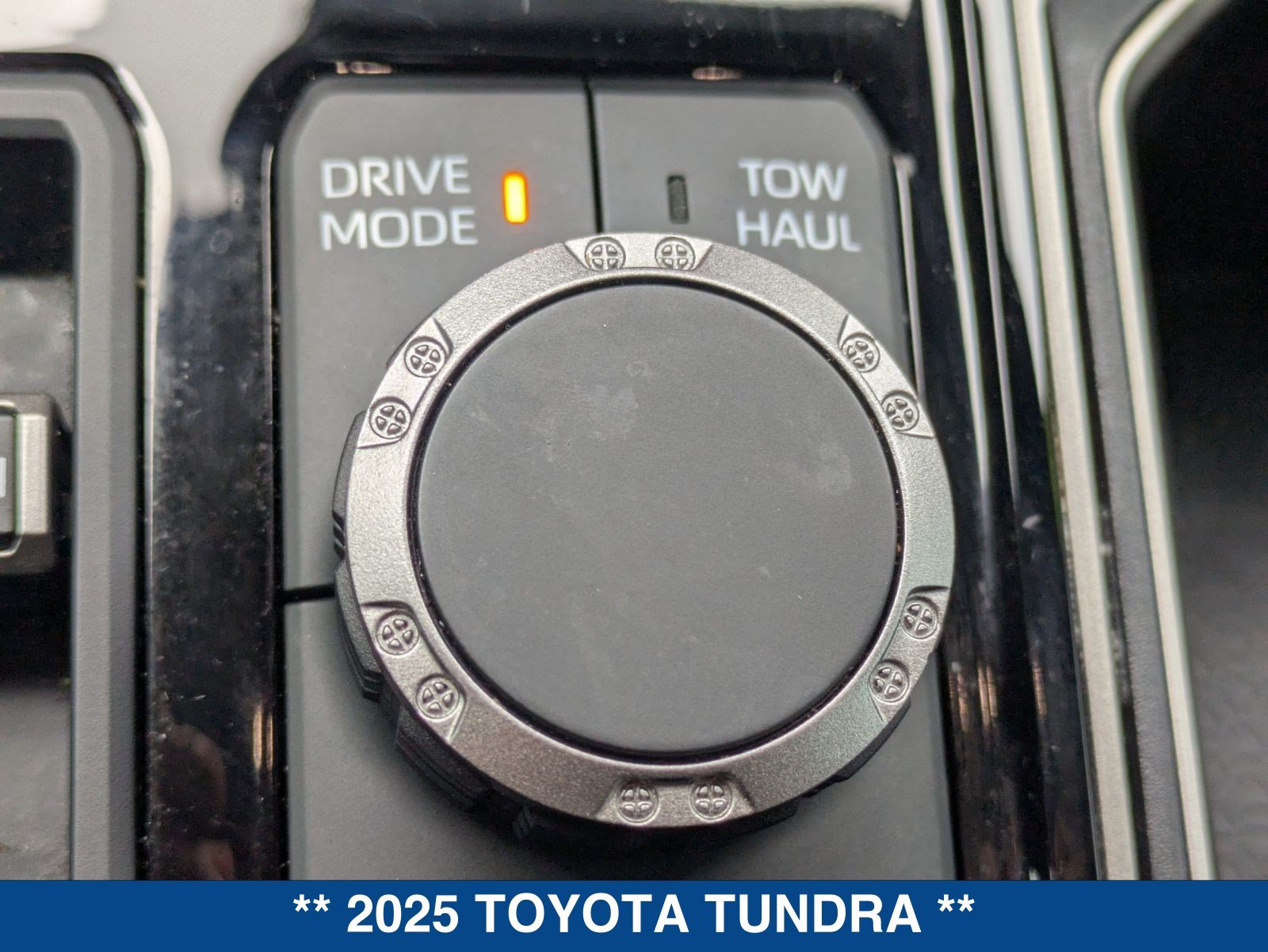 Used 2025 Toyota Tundra Limited AWD/4WD image 34