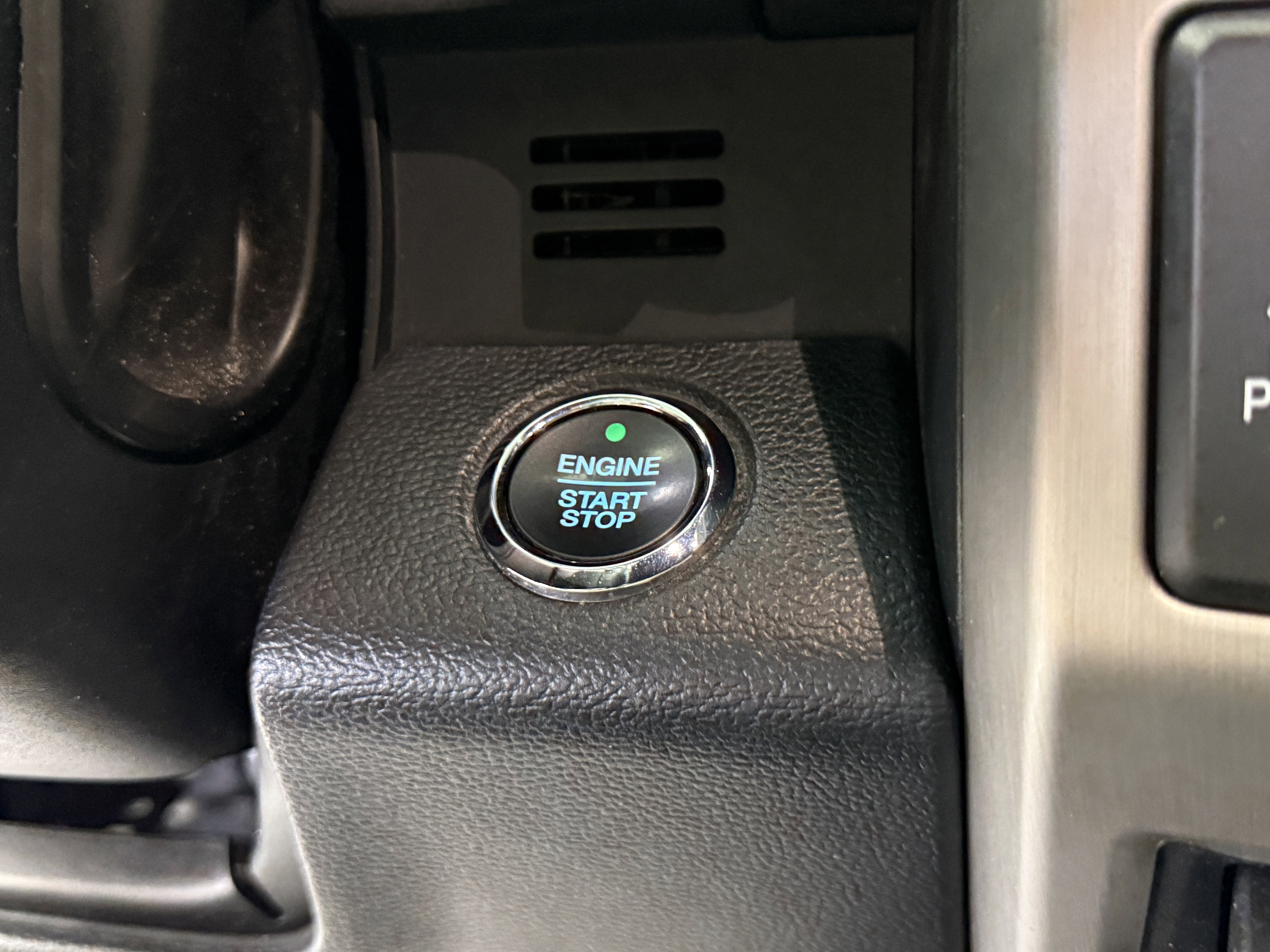 Certified 2020 Ford F250 Platinum w/ FX4 Off-Road Package image 30