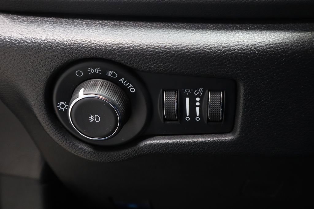 Used 2025 Chrysler Pacifica Select image 28