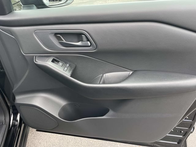 Used 2025 Nissan Rogue S FWD image 33