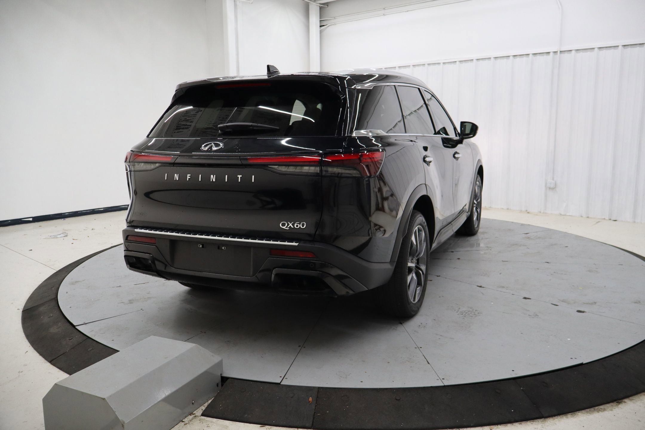 Used 2023 INFINITI QX60 Luxe w/ Performance Audio Package FWD image 4