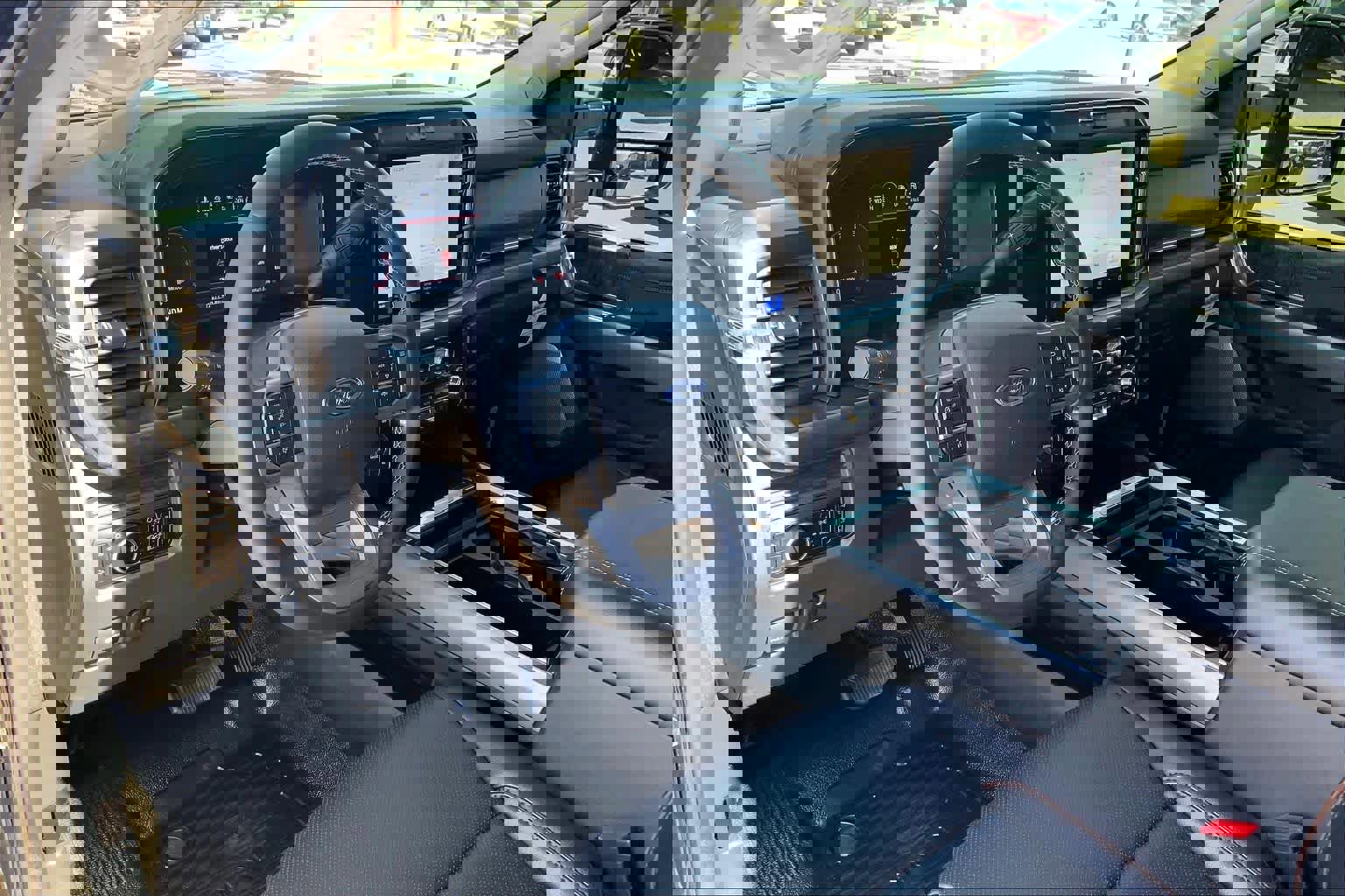 Certified 2025 Ford F450 Lariat w/ Chrome Package image 17