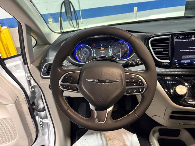 Used 2022 Chrysler Pacifica Touring-L FWD image 14