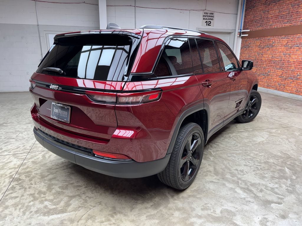 Used 2022 Jeep Grand Cherokee Altitude AWD/4WD image 4