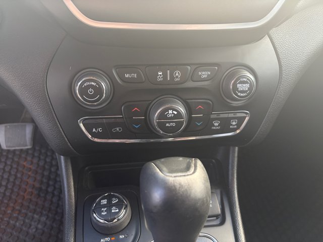 Used 2021 Jeep Cherokee Trailhawk w/ Trailer Tow Group AWD/4WD image 12