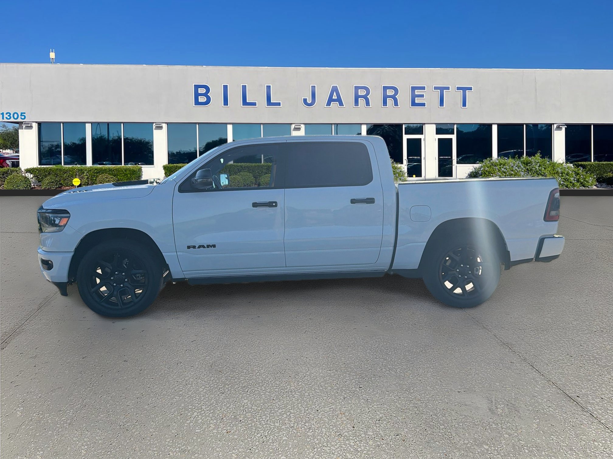 Used 2023 RAM 1500 Laramie AWD/4WD image 4