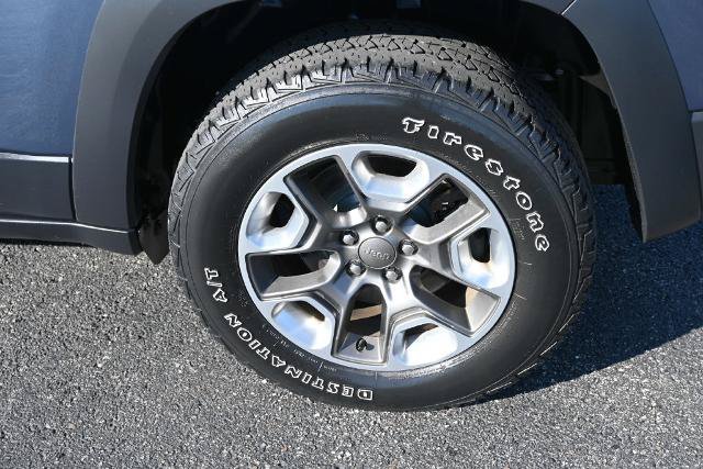Used 2019 Jeep Cherokee Trailhawk w/ Comfort/Convenience Group AWD/4WD image 14
