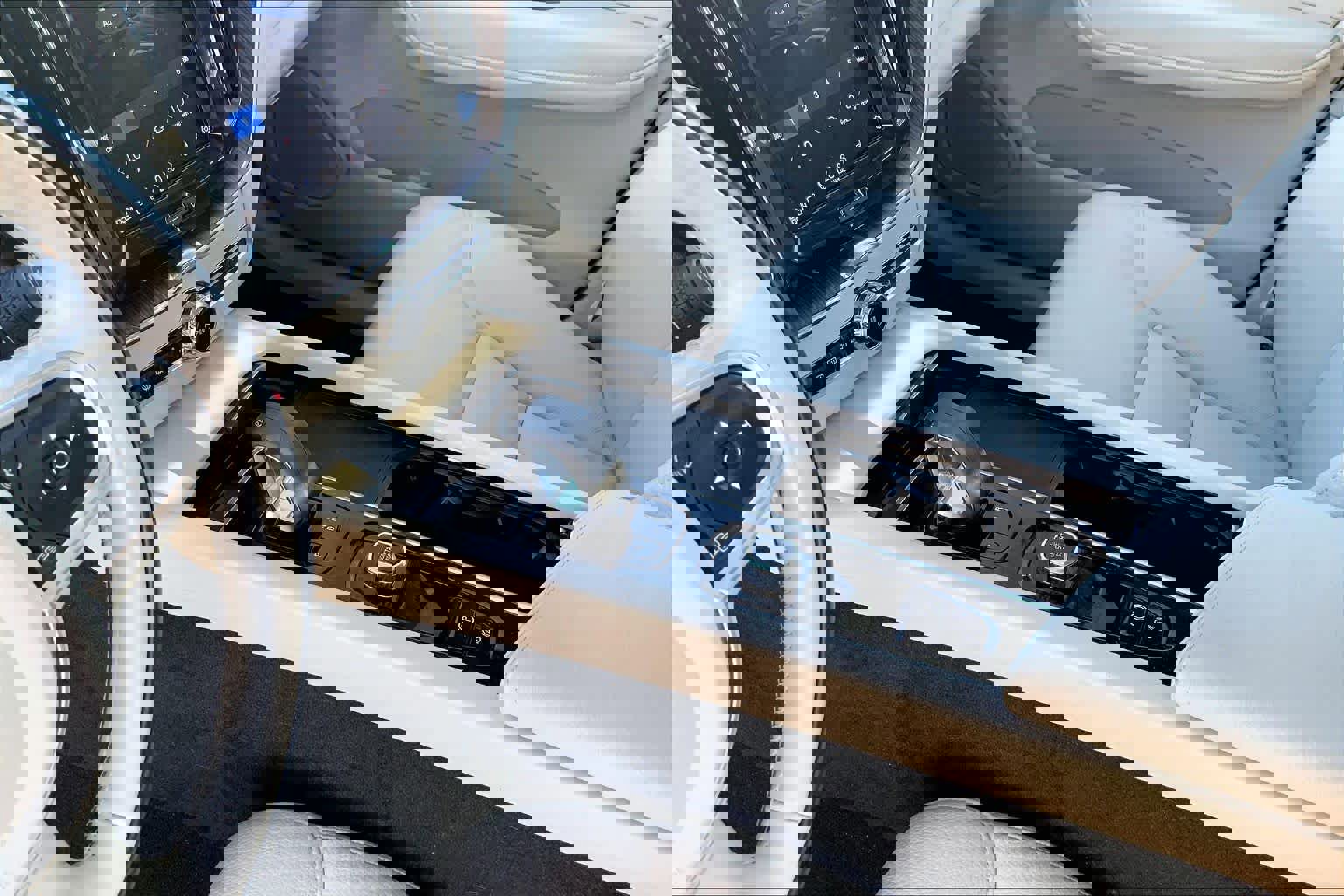 Used 2022 Volvo XC60 B5 Momentum w/ Protection Package Premier image 16