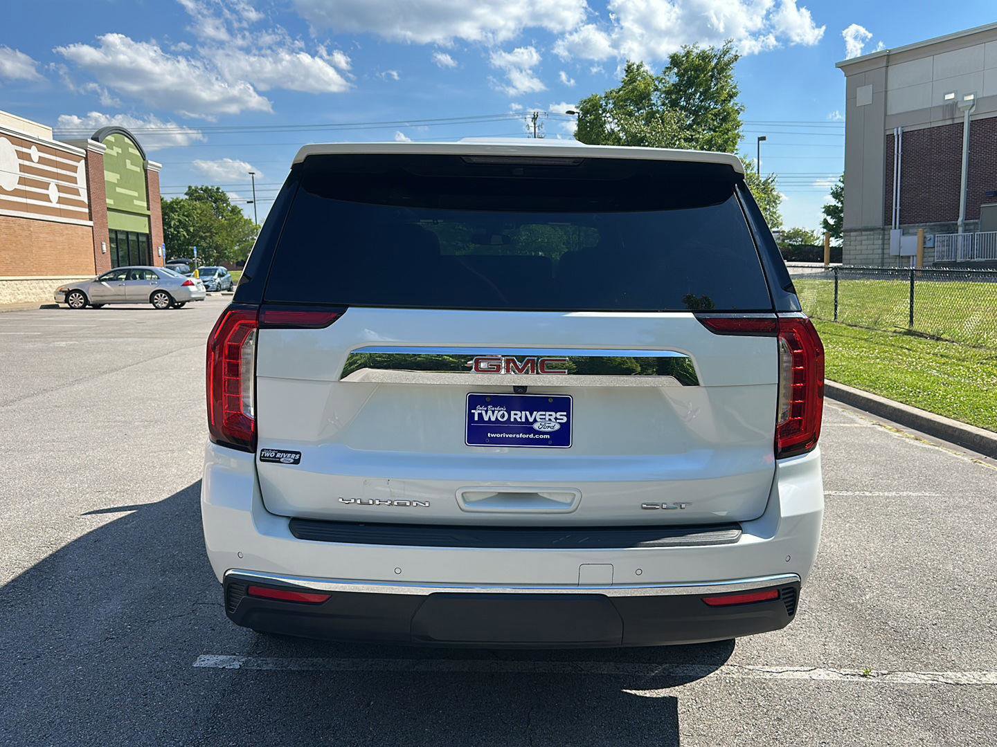 Used 2022 GMC Yukon SLT w/ SLT Premium Package AWD/4WD image 4