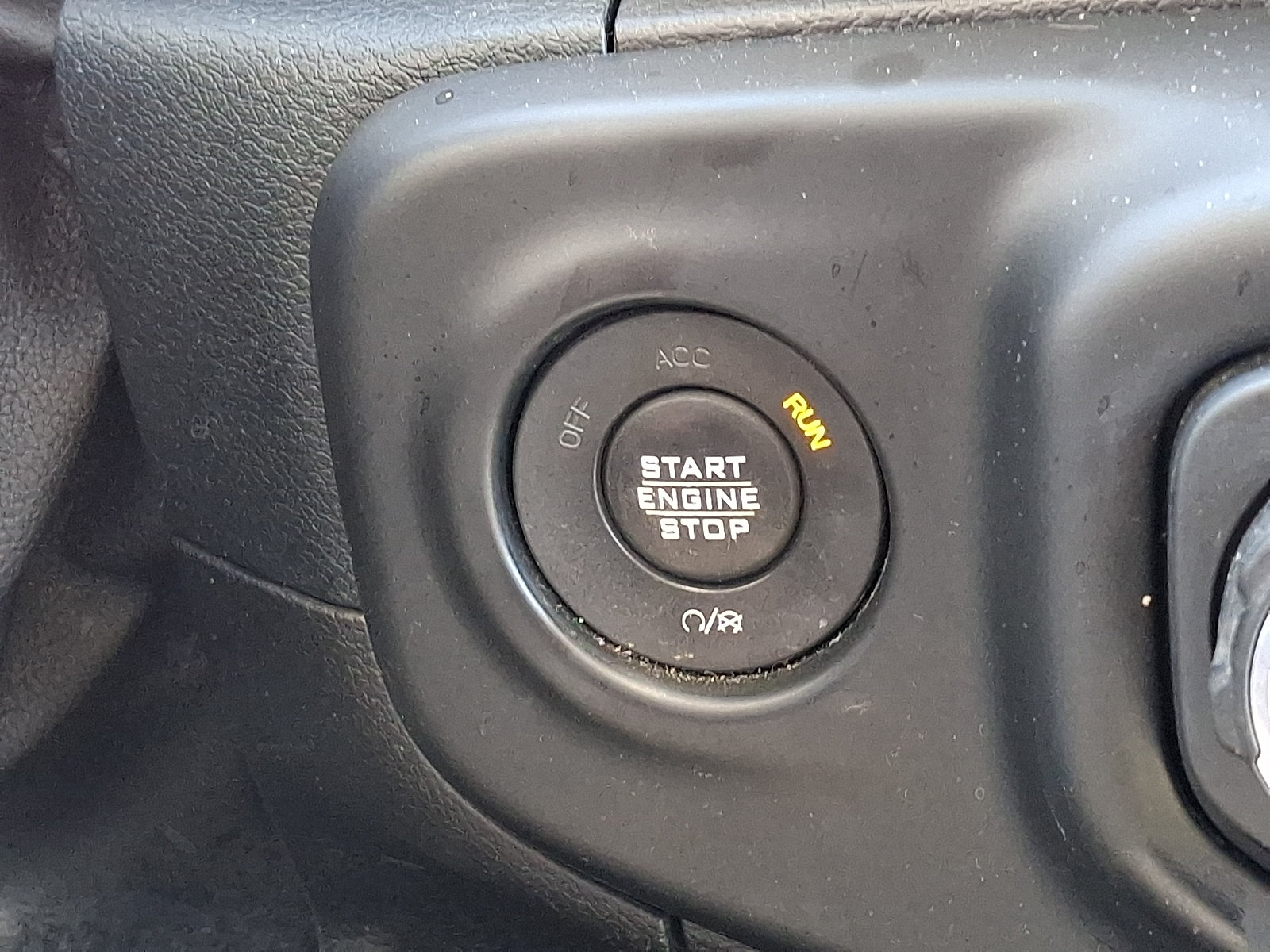 Used 2018 Jeep Wrangler Unlimited Sahara w/ Cold Weather Group AWD/4WD image 25