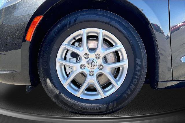 Used 2023 Chrysler Pacifica Touring-L FWD image 8