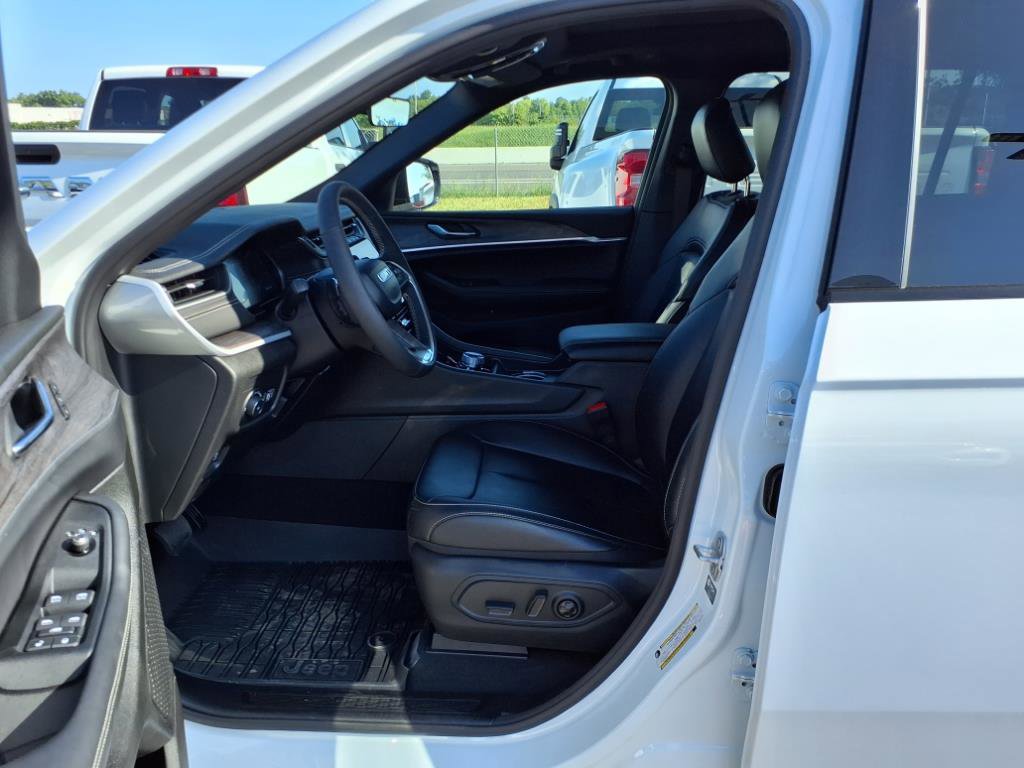 Used 2025 Jeep Grand Cherokee L Limited w/ Black Appearance Package image 11