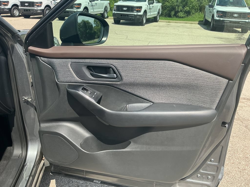 Used 2023 Nissan Rogue S AWD/4WD image 16