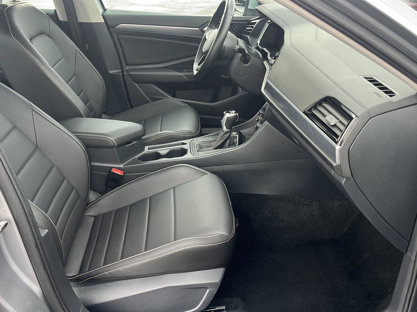 Used 2024 Volkswagen Jetta SE image 13