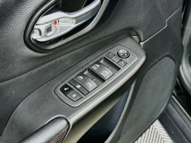Used 2022 Jeep Cherokee Trailhawk AWD/4WD image 18