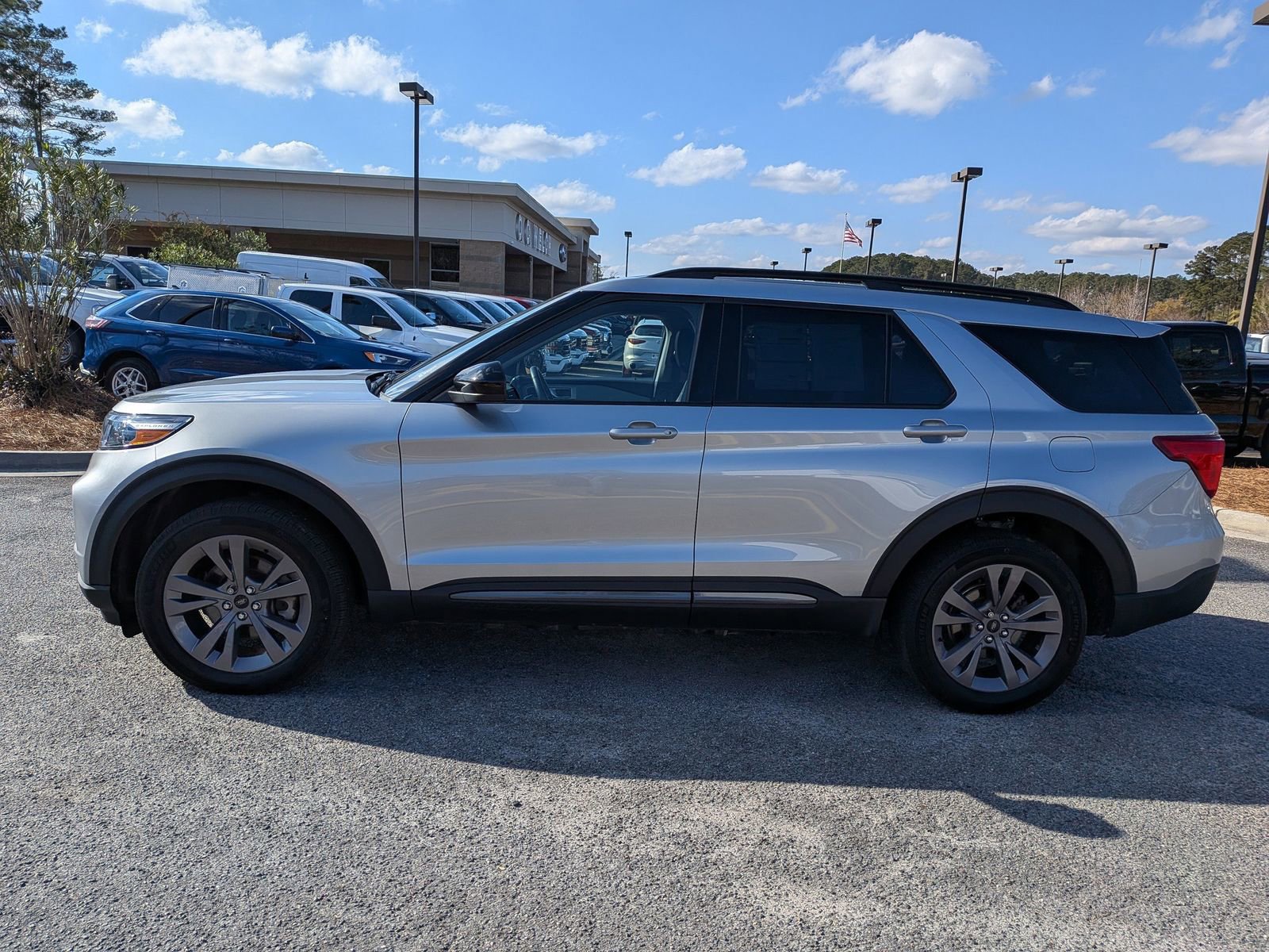 Certified 2022 Ford Explorer XLT w/ Equipment Group 202A image 8