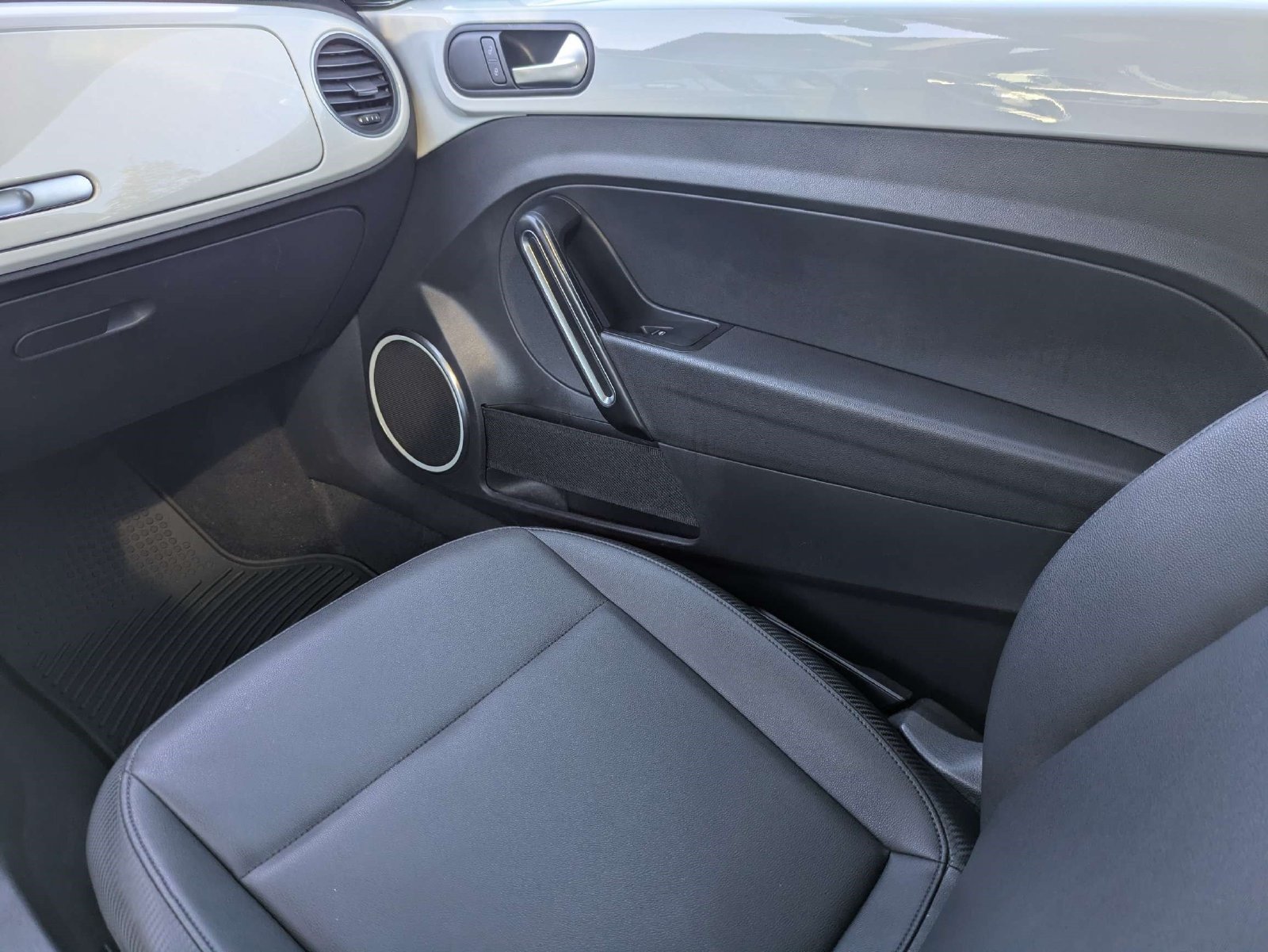 Used 2019 Volkswagen Beetle 2.0T SE w/ SE Premium Package FWD image 18