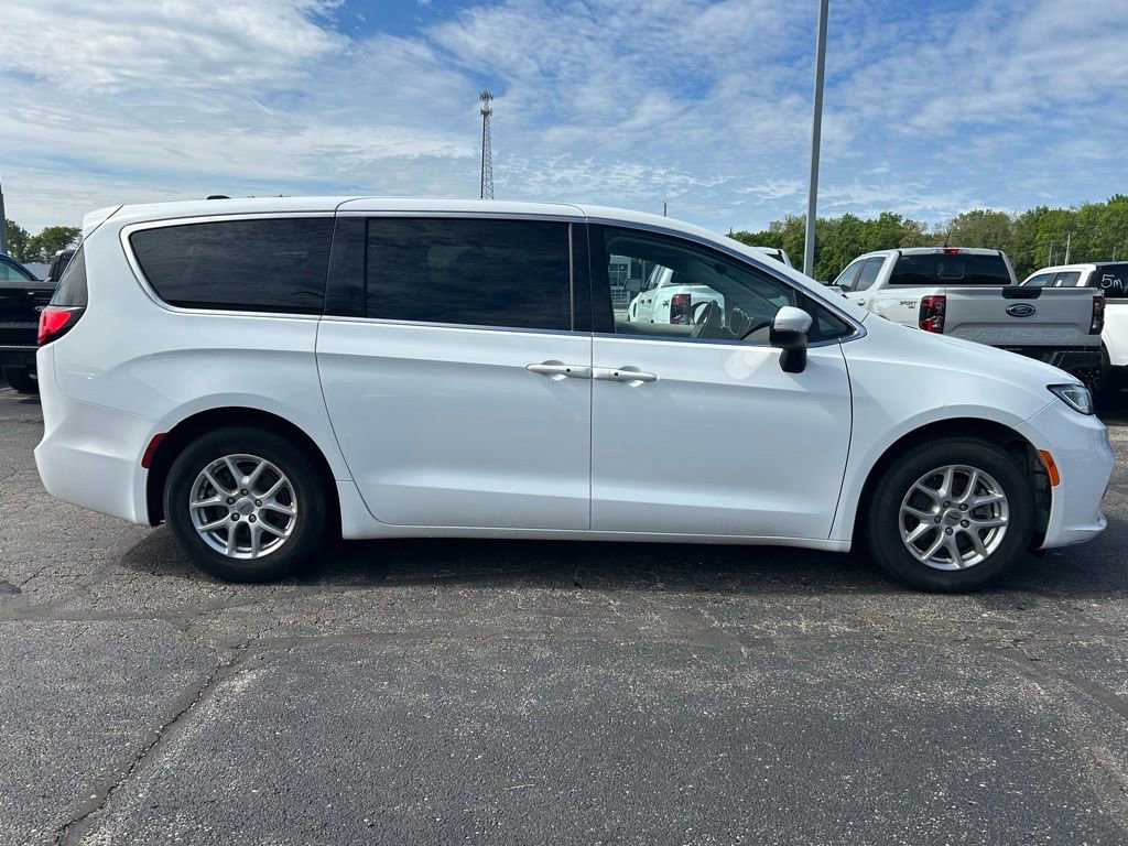 Used 2023 Chrysler Pacifica Touring-L FWD image 9