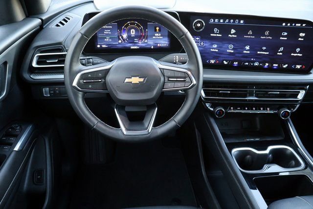 Used 2025 Chevrolet Traverse LT image 4