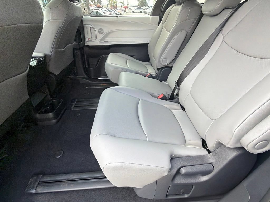 Used 2026 Toyota Sienna XLE FWD image 33
