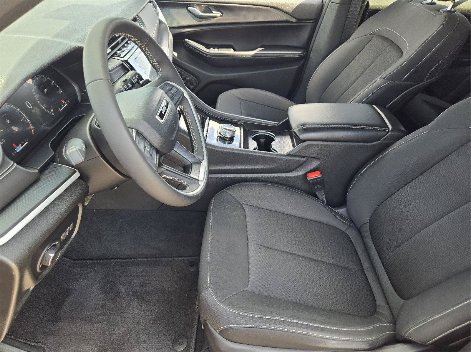 Used 2025 Jeep Grand Cherokee Laredo X RWD image 12