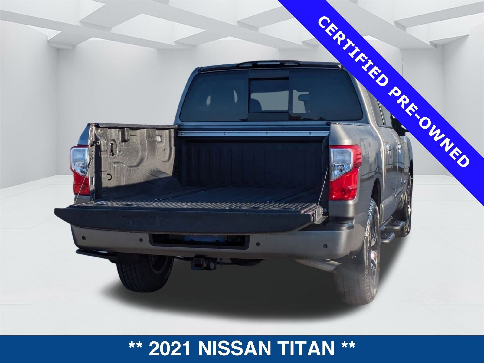 Used 2021 Nissan Titan SV w/ SV Convenience Package image 5