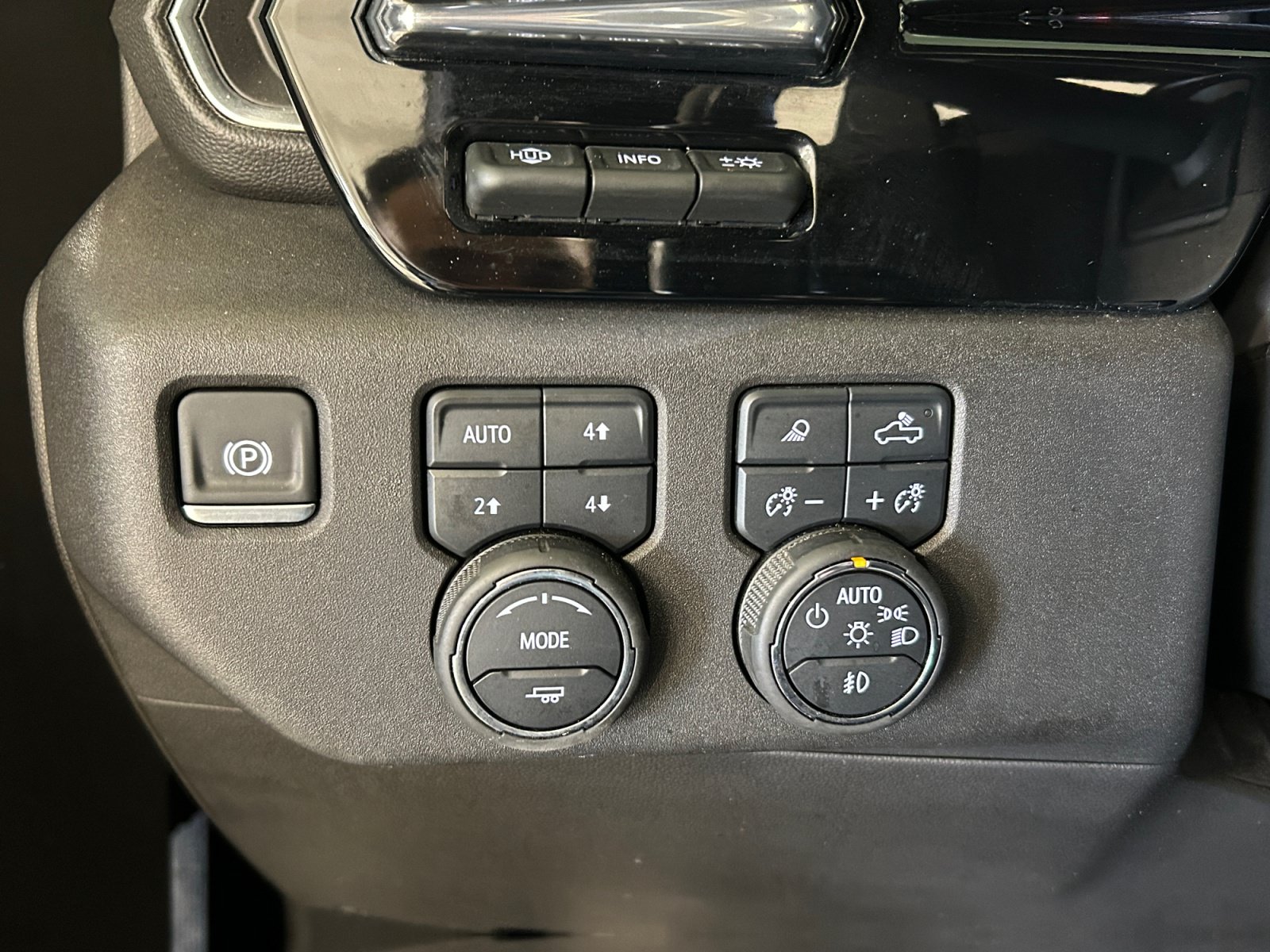 Used 2025 Chevrolet Silverado 1500 High Country w/ High Country Premium Package AWD/4WD image 20