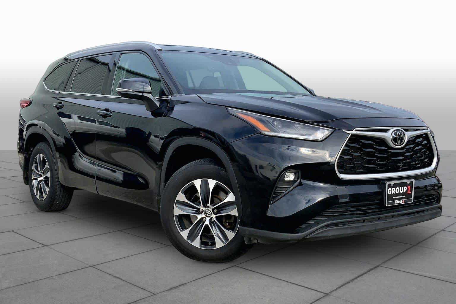 Used 2022 Toyota Highlander XLE AWD/4WD image 3