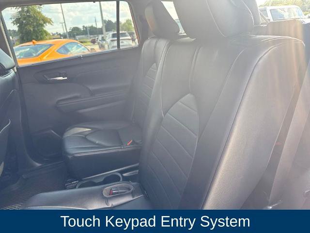 Used 2022 Toyota Highlander XLE FWD image 15