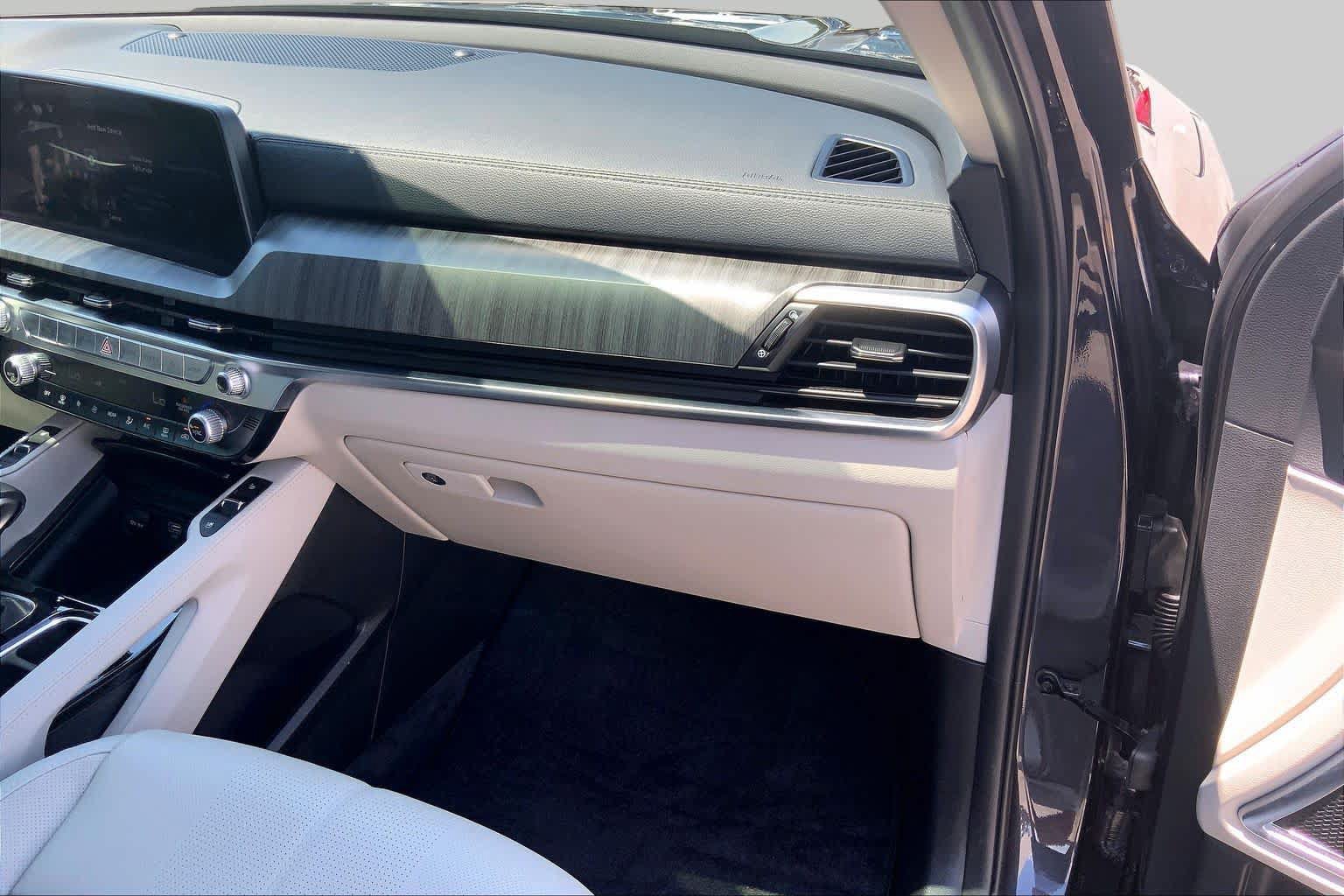 Used 2025 Kia Telluride SX w/ SX Captain's Chair Package FWD image 19