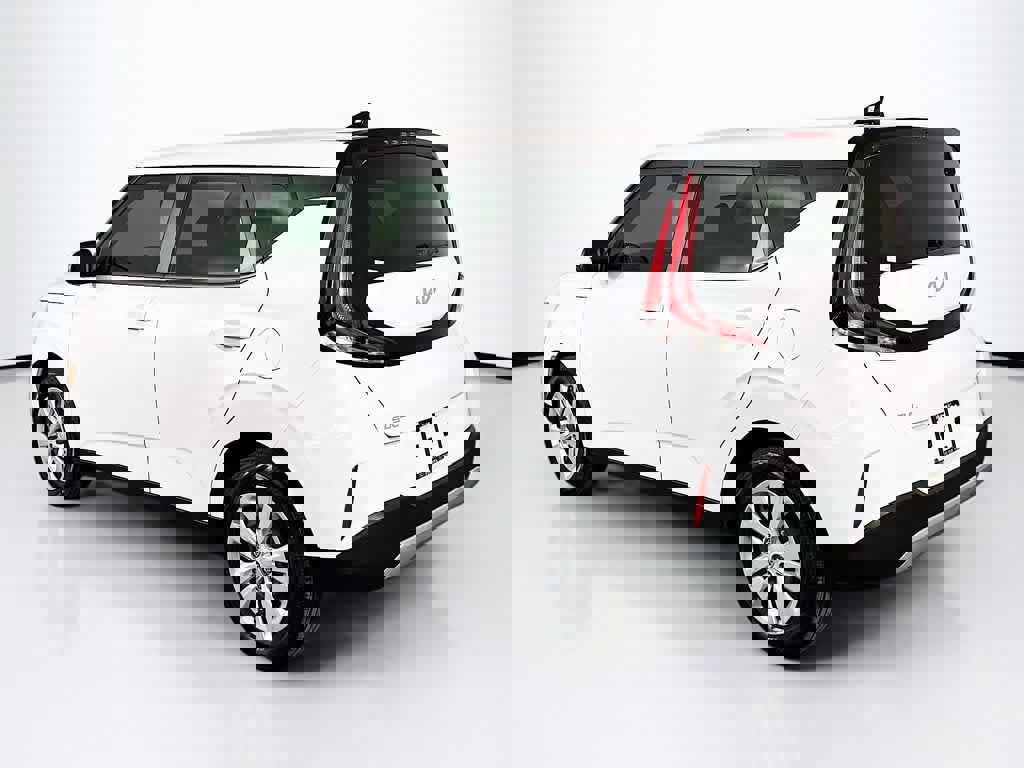 Used 2023 Kia Soul LX image 3