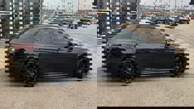 Used 2022 Toyota Camry SE image 2