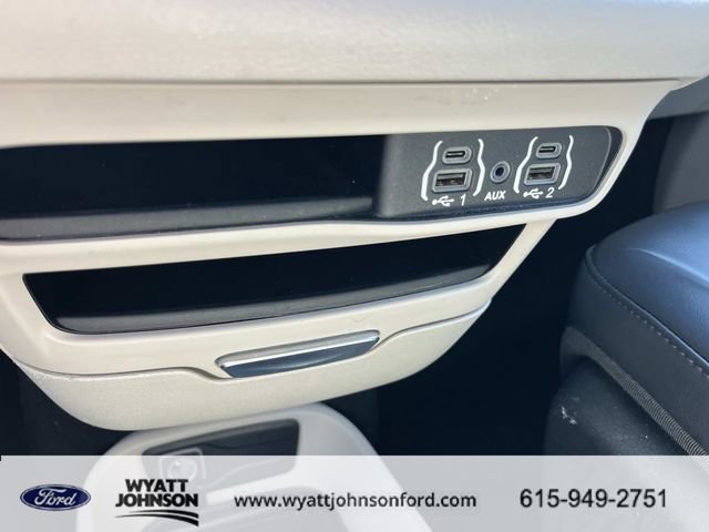 Used 2023 Chrysler Pacifica Touring-L image 36