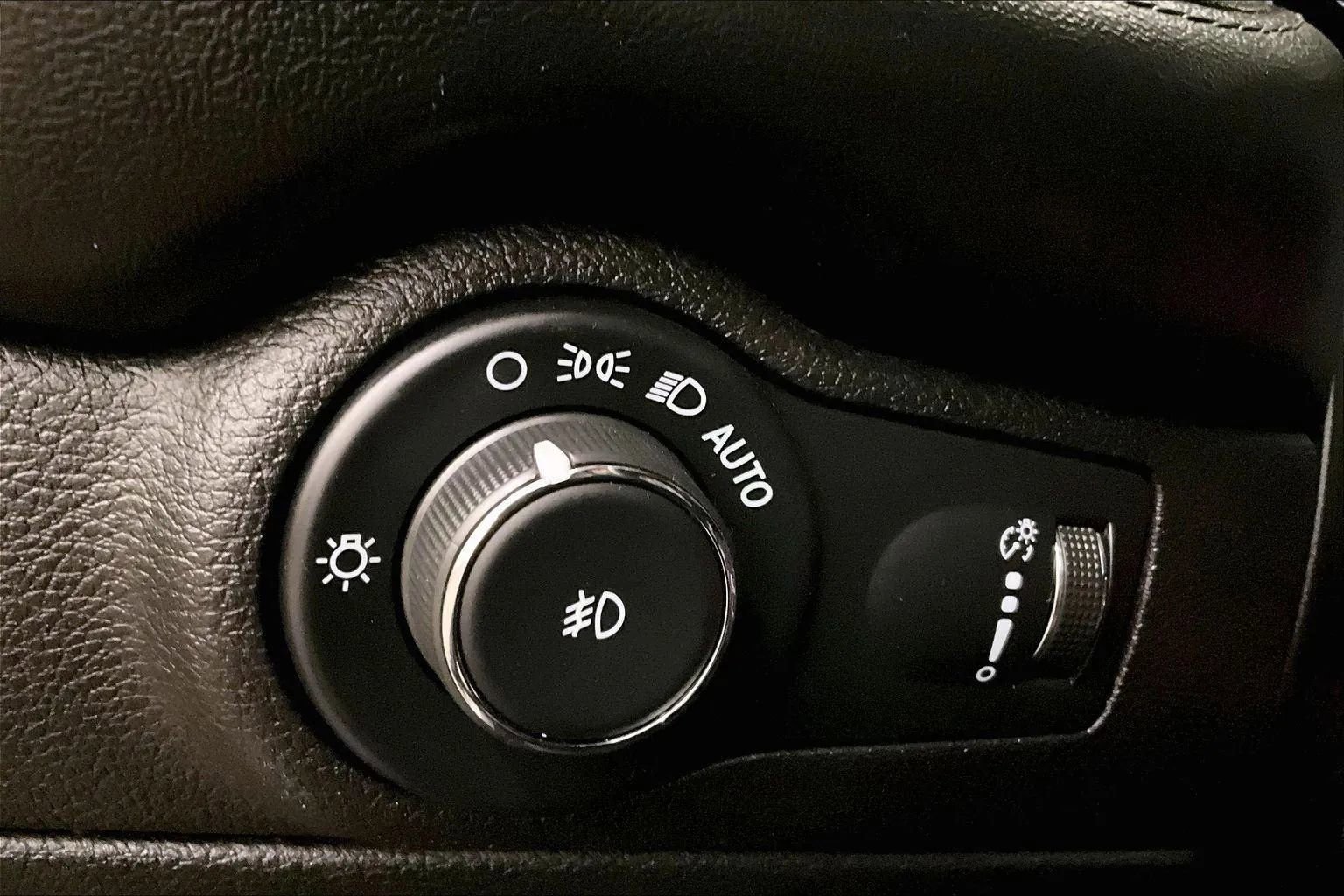 Used 2021 Dodge Durango SXT image 31