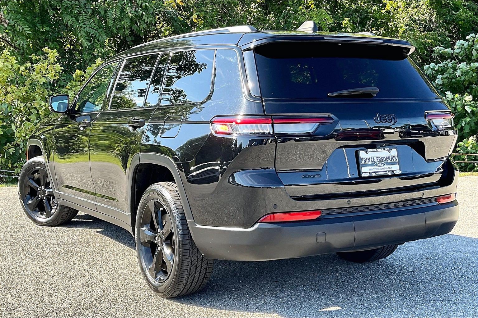 Used 2023 Jeep Grand Cherokee L Laredo AWD/4WD image 12