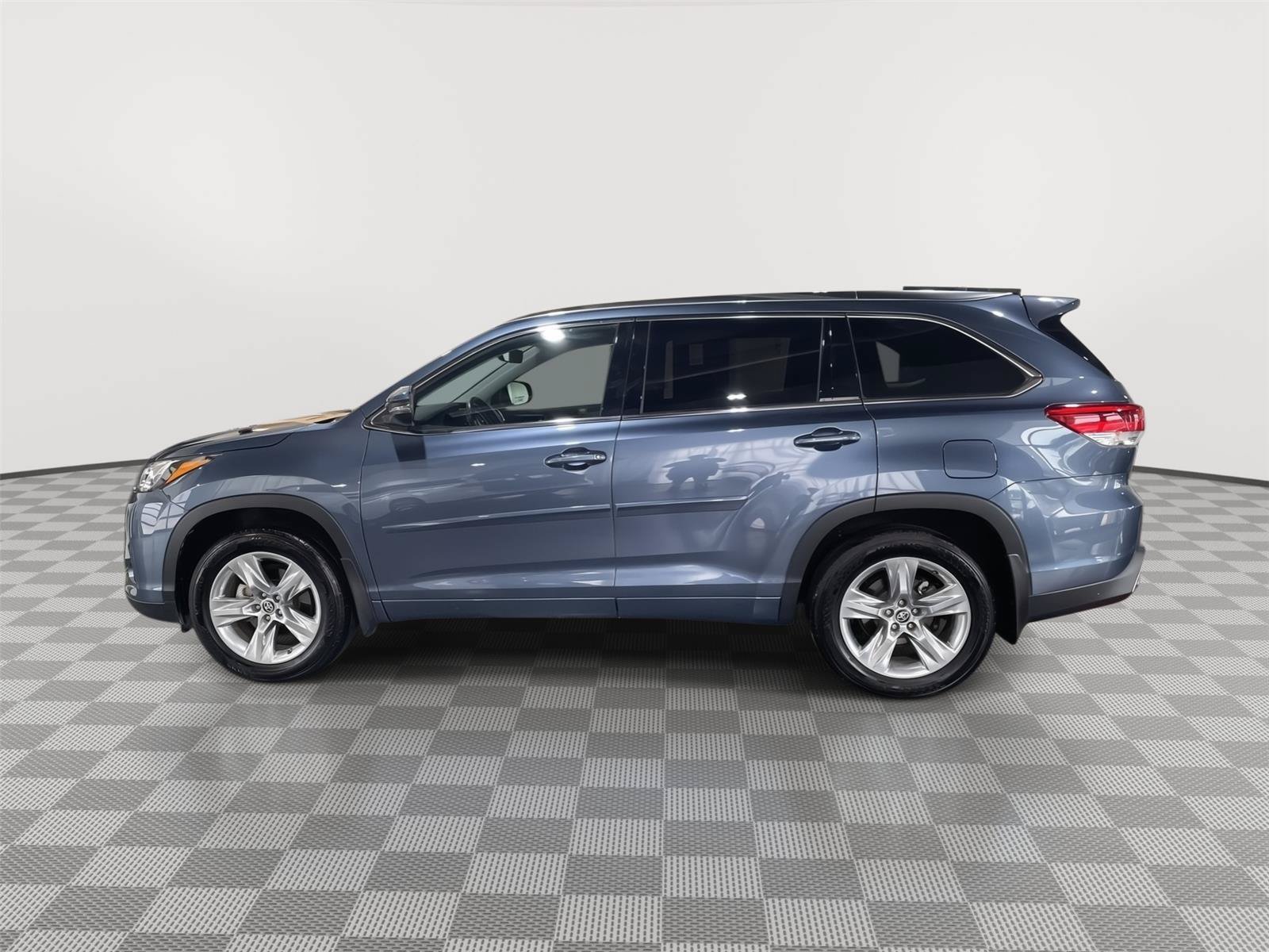 Used 2019 Toyota Highlander Limited AWD/4WD image 2