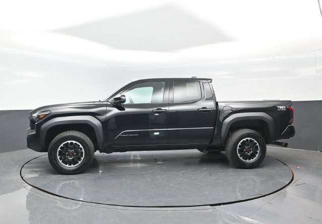 Used 2025 Toyota Tacoma TRD Off-Road AWD/4WD image 4