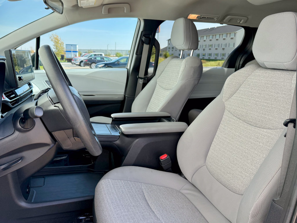 Used 2025 Toyota Sienna LE FWD image 11