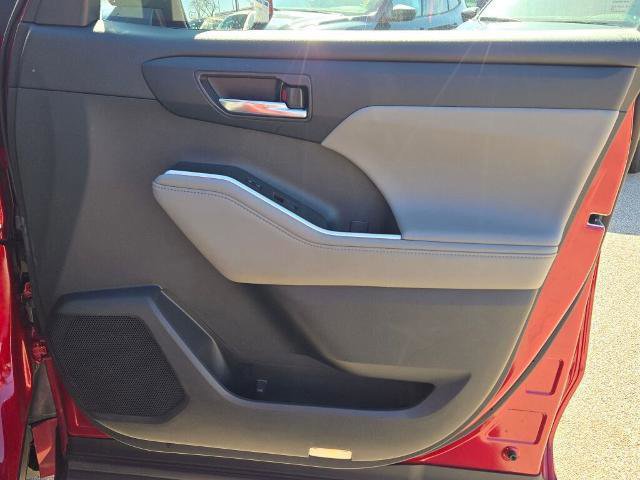 Used 2021 Toyota Highlander XLE image 11