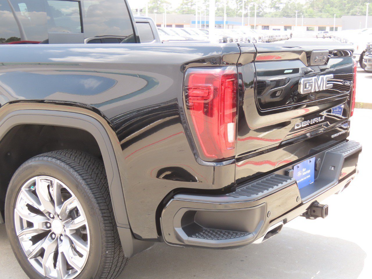 Used 2025 GMC Sierra 1500 Denali w/ Denali Reserve Package AWD/4WD image 13